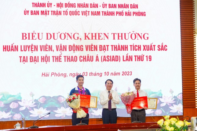 Hải Phòng: Xạ thủ Phạm Quang Huy và HLV được thưởng 335 triệu đồng - Ảnh 2.