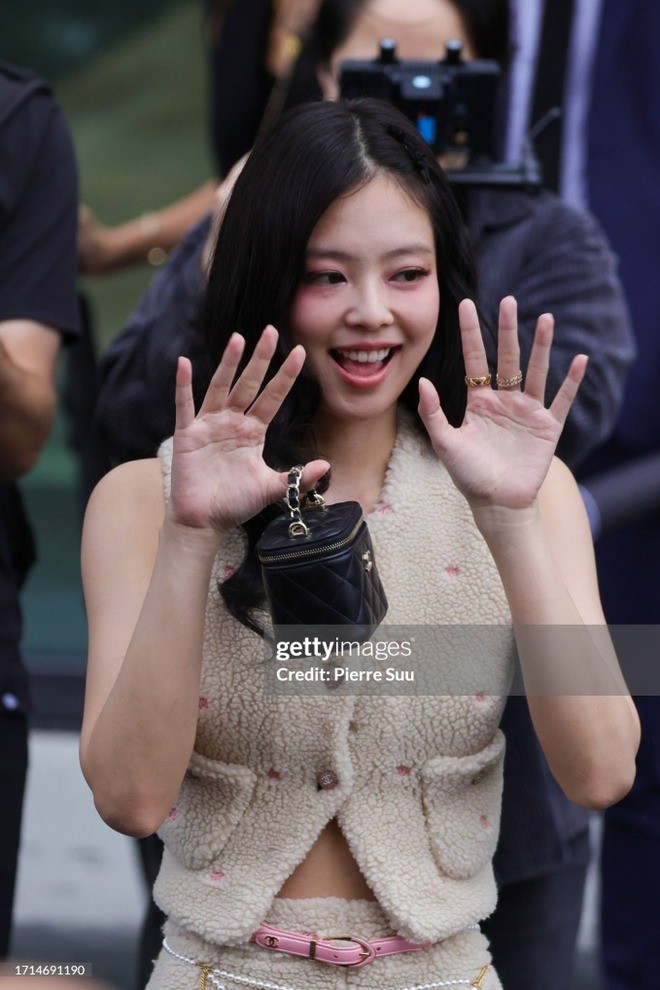 Jennie (BlackPink) sau khi xem Lisa nhảy thoát y - Ảnh 1.