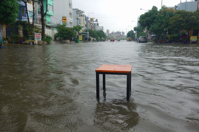 Tiểu thương khóc ròng sau cơn mưa tầm tã nhiều giờ ở TPHCM - Ảnh 4.