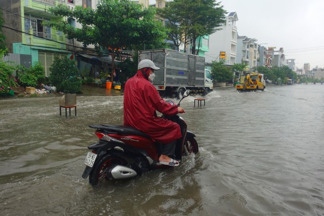 Tiểu thương khóc ròng sau cơn mưa tầm tã nhiều giờ ở TPHCM - Ảnh 2.