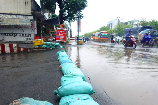 Tiểu thương khóc ròng sau cơn mưa tầm tã nhiều giờ ở TPHCM - Ảnh 15.