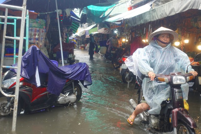 Tiểu thương khóc ròng sau cơn mưa tầm tã nhiều giờ ở TPHCM - Ảnh 14.