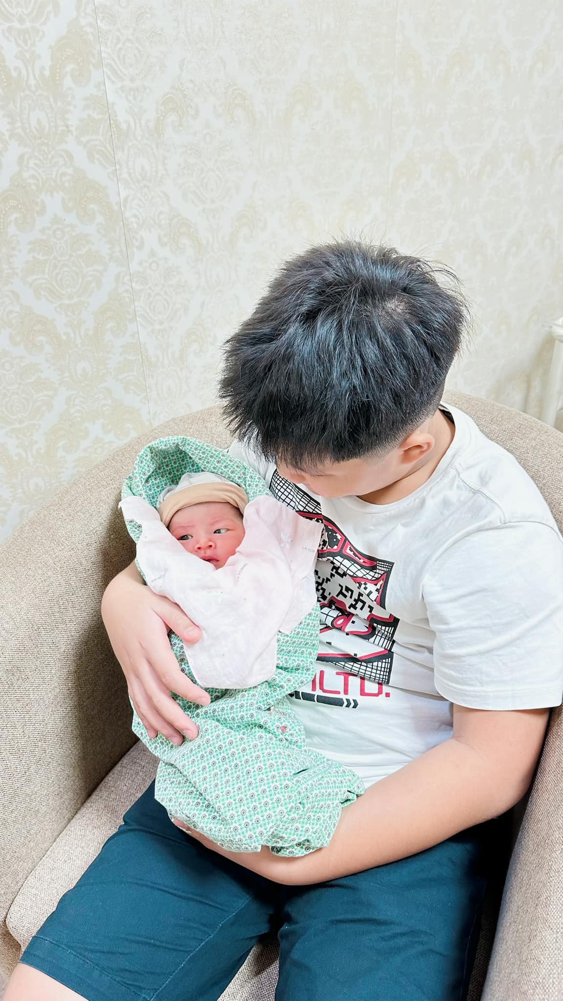 MC Chúng tôi là chiến sĩ khoe con gái ngoan ngoãn, ông xã nuông chiều làm mọi việc từ ru con đến thay bỉm - Ảnh 8.