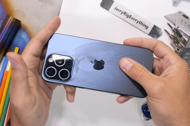 Thử nghiệm mới tiết lộ iPhone 15 Pro Max có thực sự giòn như bánh đa hay không? - Ảnh 1.