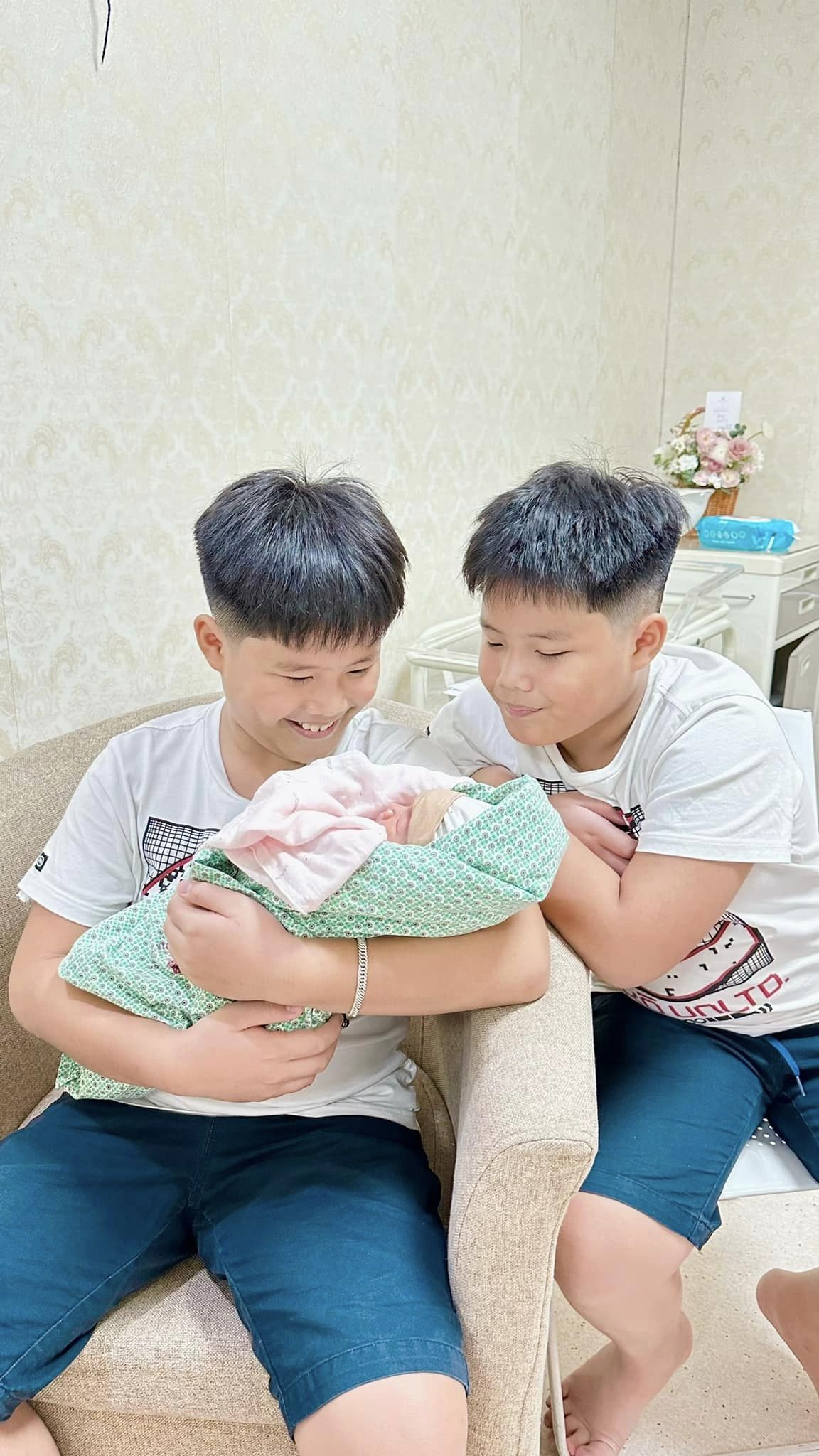 MC Chúng tôi là chiến sĩ khoe con gái ngoan ngoãn, ông xã nuông chiều làm mọi việc từ ru con đến thay bỉm - Ảnh 7.