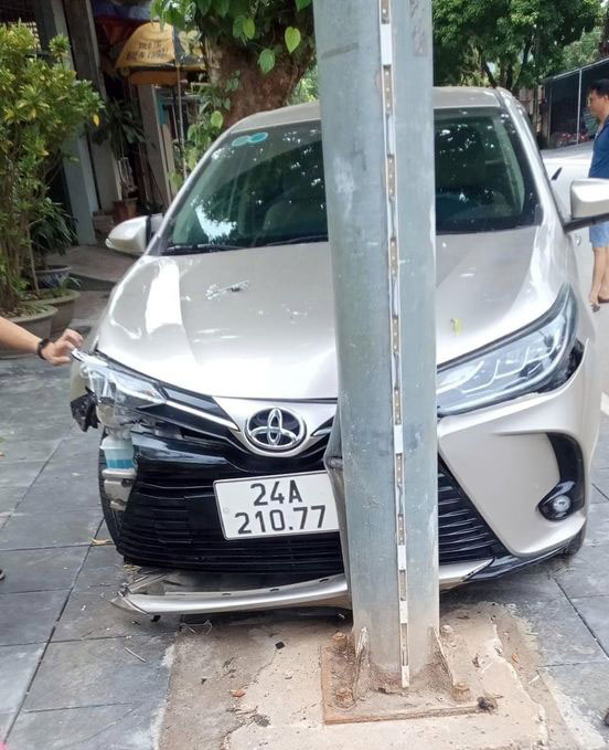 Ảnh TNGT: Toyota Vios húc tung biển báo giao thông, chỉ dừng lại khi gặp cột điện - Ảnh 1.