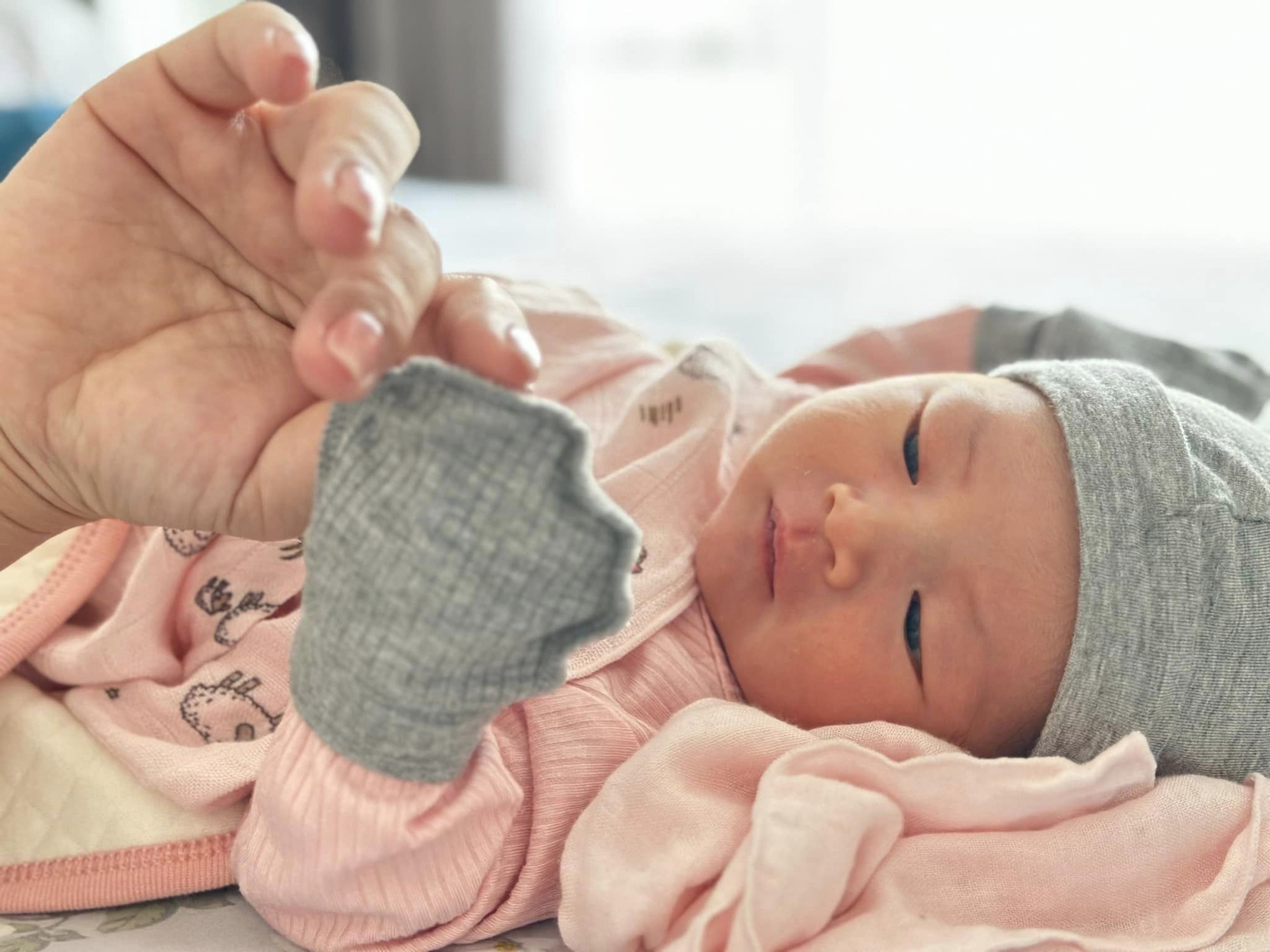 MC Chúng tôi là chiến sĩ khoe con gái ngoan ngoãn, ông xã nuông chiều làm mọi việc từ ru con đến thay bỉm - Ảnh 5.