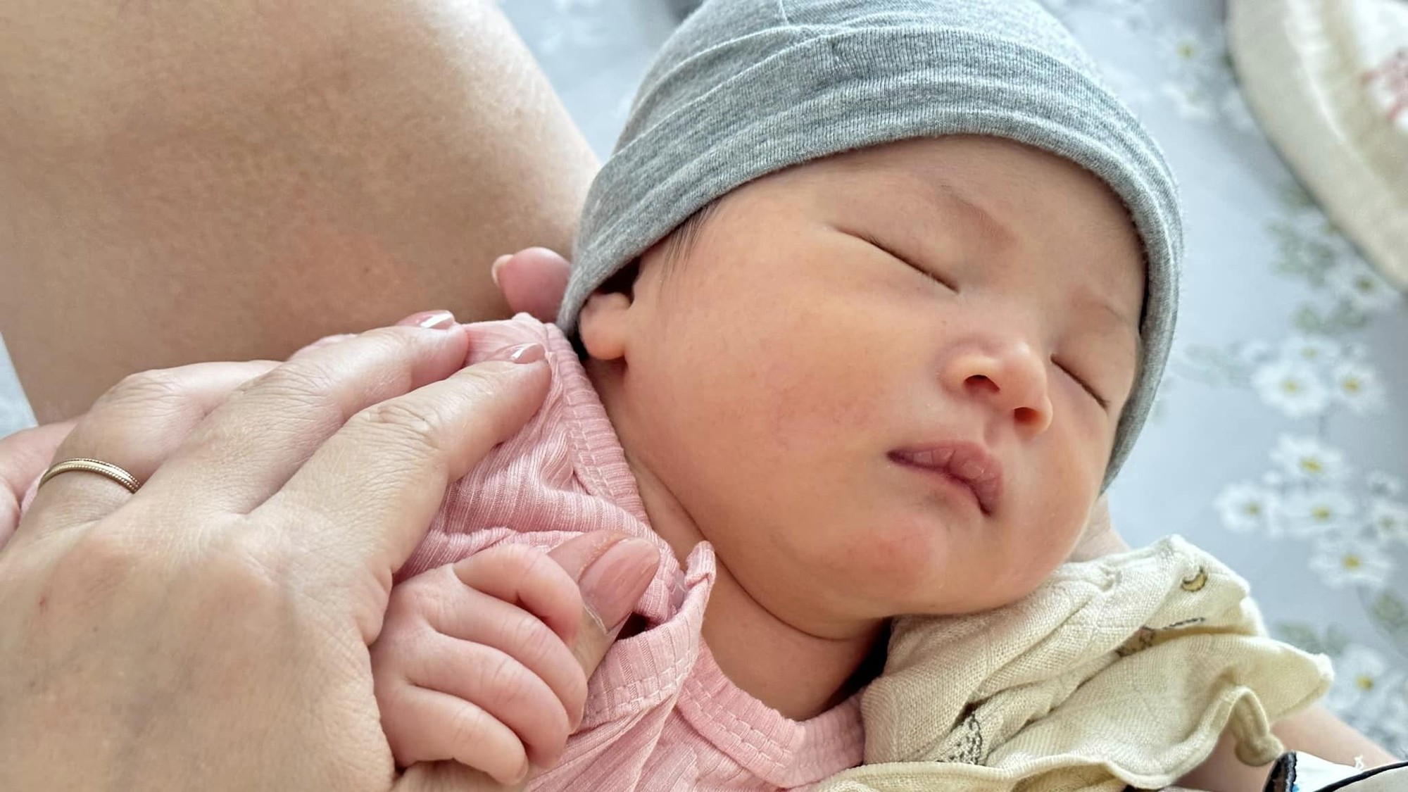 MC Chúng tôi là chiến sĩ khoe con gái ngoan ngoãn, ông xã nuông chiều làm mọi việc từ ru con đến thay bỉm - Ảnh 3.