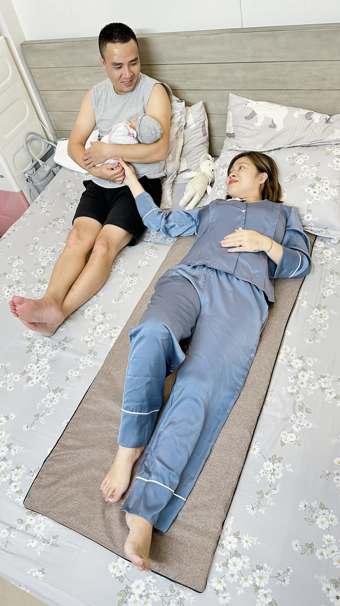MC Chúng tôi là chiến sĩ khoe con gái ngoan ngoãn, ông xã nuông chiều làm mọi việc từ ru con đến thay bỉm - Ảnh 2.