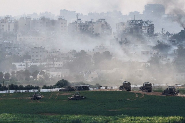 Quân đội Israel tiến 3 km vào sâu trong Dải Gaza - Ảnh 1.