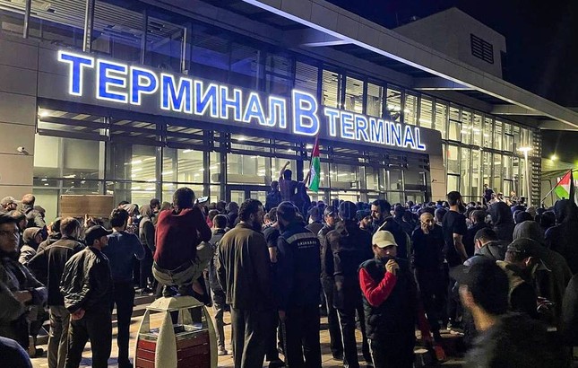 Cộng hoà Dagestan: Đám đông biểu tình tấn công sân bay Makhachkala, 20 người bị thương - Ảnh 1.