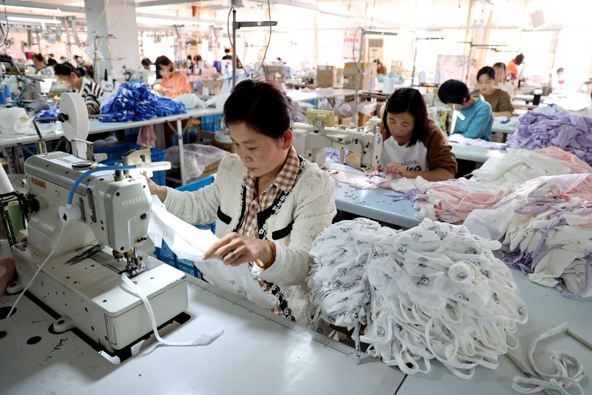 Một cách đầy bất ngờ, sản xuất trong ngành may mặc đang quay trở về với Trung Quốc - Ảnh 1.