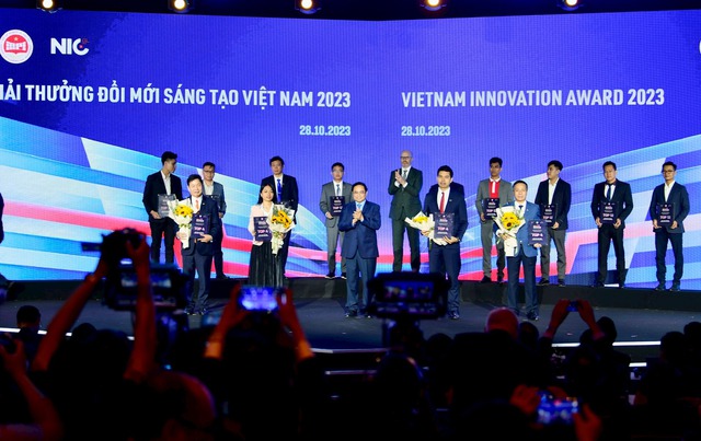 Dạo một vòng triển lãm VIIE 2023: Lái thử VinFast, đủ loại máy bay không người lái, nhiều công nghệ sáng tạo - Ảnh 1.