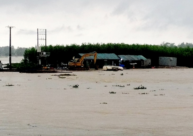 CLIP: Nghẹt thở quá trình giải cứu 9 công nhân dự án cao tốc Bắc - Nam bị nước lũ bao vây - Ảnh 2.
