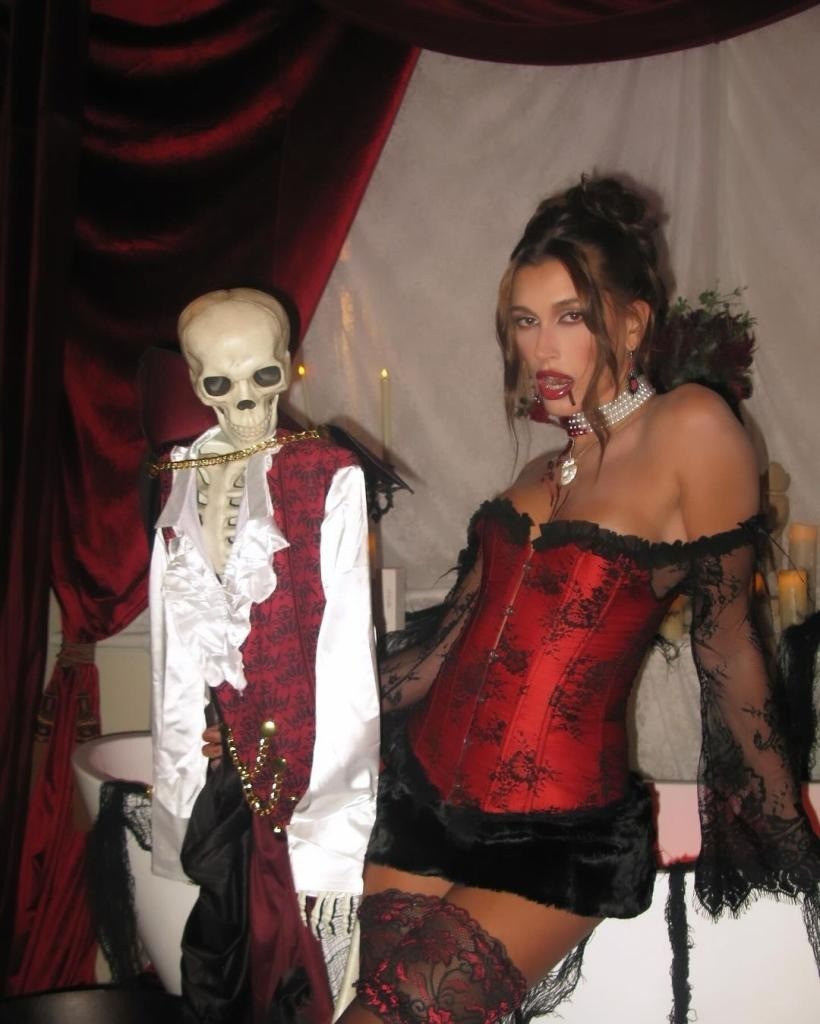 Ảnh nội y của vợ Justin Bieber trong dịp Halloween gây bão mạng - Ảnh 9.