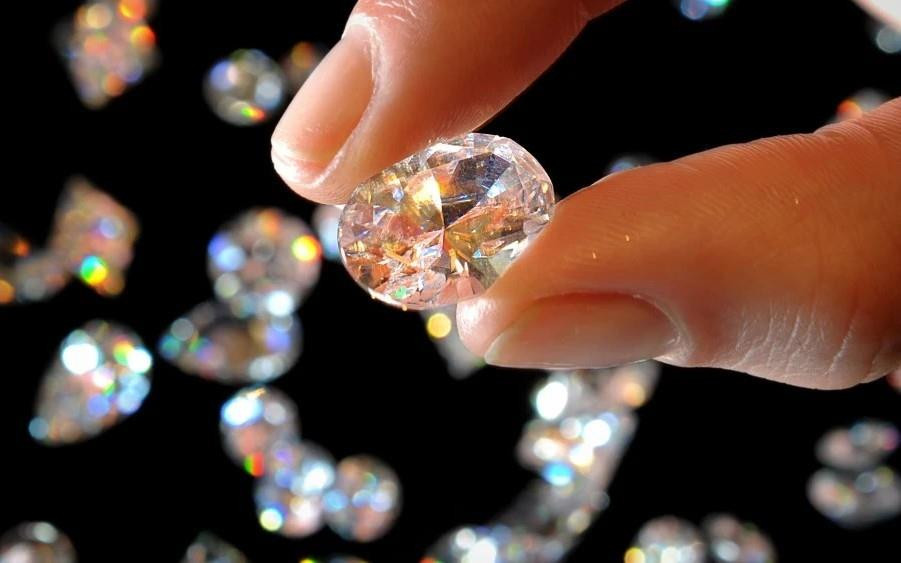 Kim cương - Từ cù lừa marketing thế kỷ đến hiện thực tàn khốc: Giá rớt 40%, khách hàng chọn kim cương nhân tạo cho rẻ hoặc mua vàng cho chắc ăn - Ảnh 1.