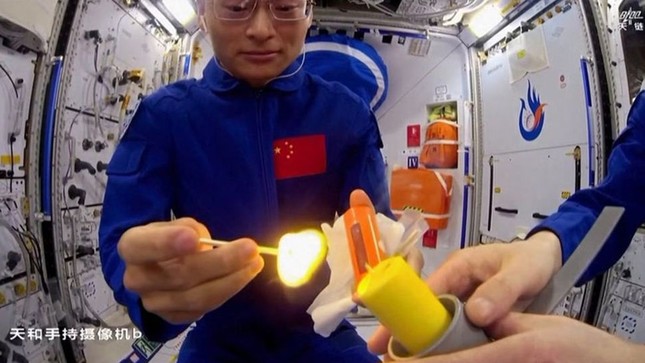 Xem các phi hành gia Trung Quốc thắp ngọn lửa hình cầu trên trạm vũ trụ Thiên Cung - Ảnh 1.