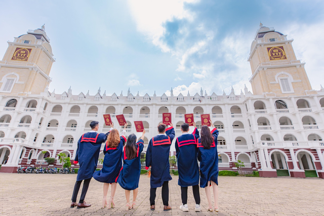 Một trường được ví như Hogwarts Việt Nam: Kiến trúc đẹp miễn bàn, tuyển sinh viên Y bằng xét điểm Ngữ văn - Ảnh 3.