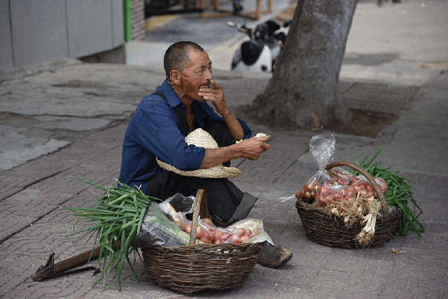 Chứng kiến cảnh cụ ông ăn mì ngâm nước, cô gái mới vỡ lẽ: Không phải ai về già cũng được sống thoải mái - Ảnh 3.