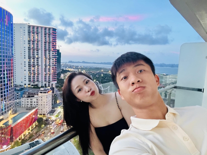 Phan Văn Đức cùng vợ đi hát, netizen soi ra một cử chỉ vô cùng tình tứ - Ảnh 5.