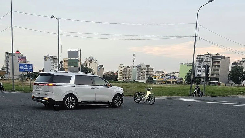 Ảnh TNGT: KIA Carnival bay cản trước, chùn nắp ca pô sau một cú đâm ngang - Ảnh 2.