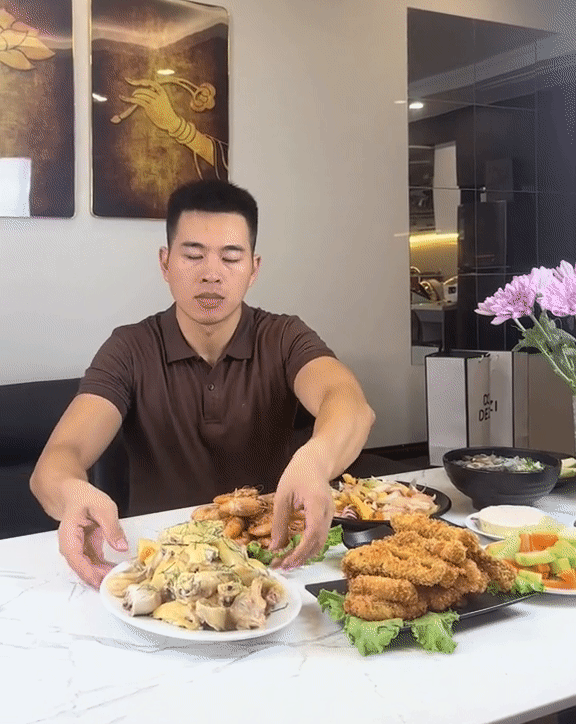 Mâm cơm 800k cho 8 người ăn của Lê Anh Nuôi được chia sẻ rầm rộ: Đầy ụ gà luộc, tôm chiên, mực xào! - Ảnh 5.