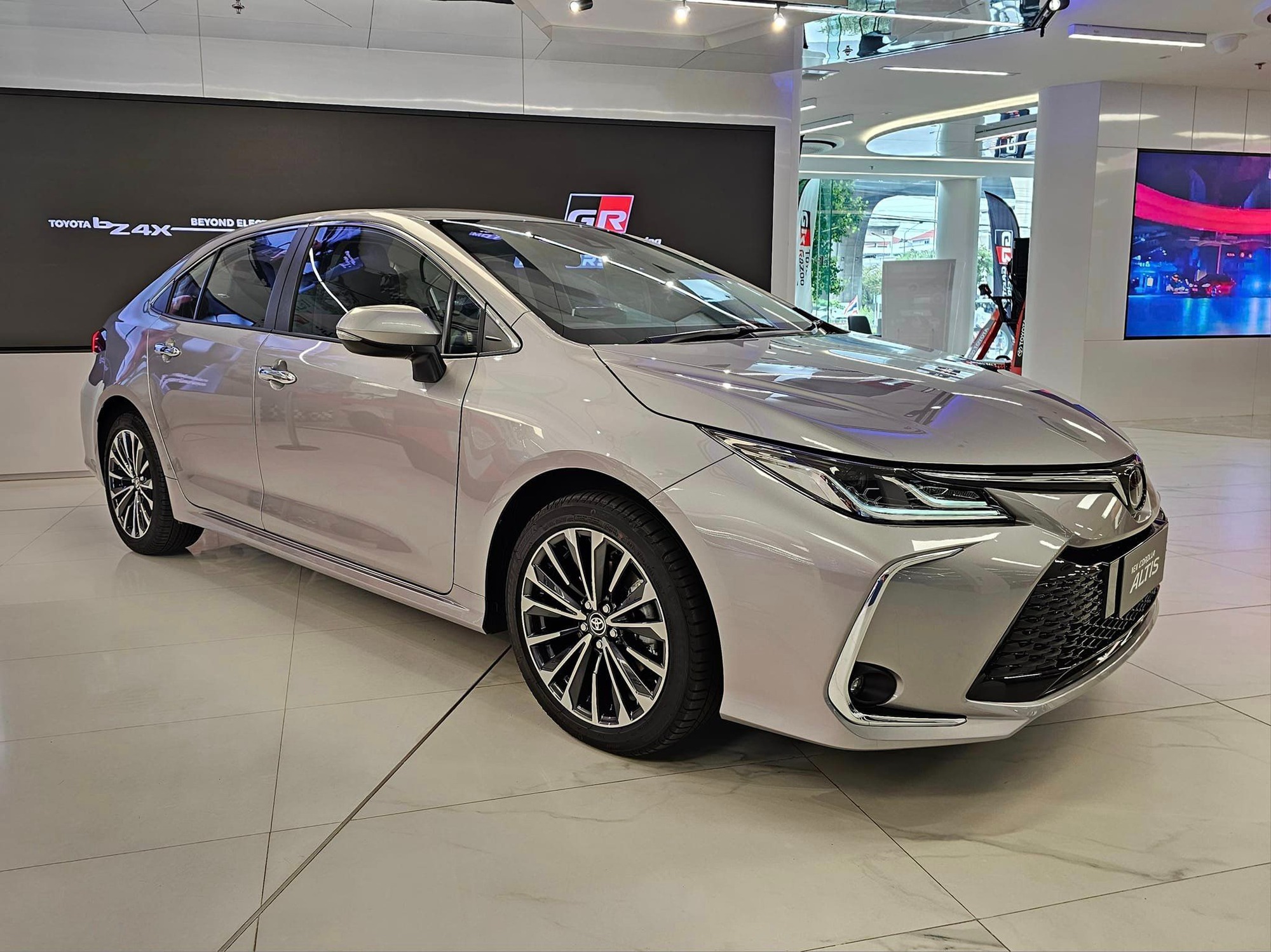 Toyota Corolla Altis 2023 ra mắt Việt Nam: Giá từ 725 triệu, thêm trang bị top phân khúc, thêm sức cạnh tranh trước Civic, Elantra - Ảnh 7.