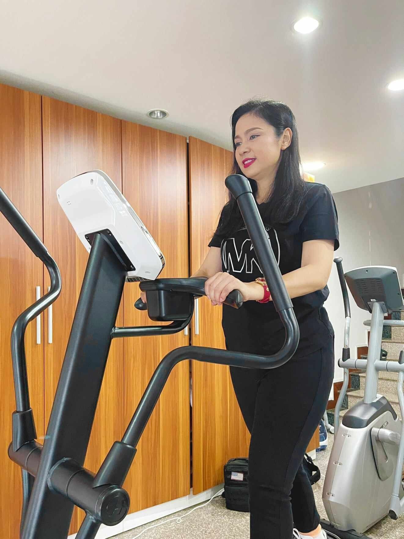 Sao Việt 5/10: Vợ chồng NSND Hồng Vân trẻ trung, khỏe khoắn sau khi giảm cân - Ảnh 12.