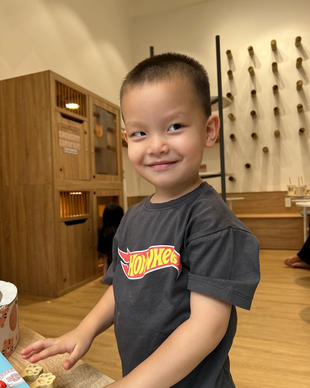 Hồ Ngọc Hà kêu trời vì dáng ngồi bá đạo của con gái, hé lộ lý do Lisa không thích mặc váy - Ảnh 3.
