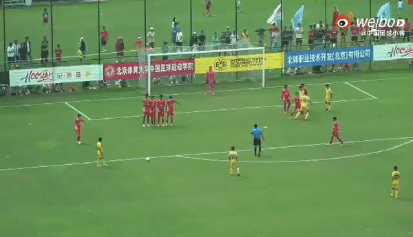 Cầu thủ trẻ Việt Nam ghi siêu phẩm đá phạt vào lưới đội bóng Trung Quốc - Ảnh 1.