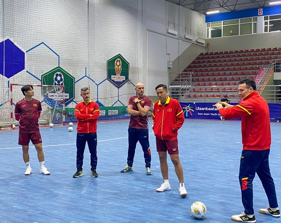 Các cầu thủ futsal Việt Nam ấn tượng với mặt sân thi đấu tại Mông Cổ - Ảnh 2.