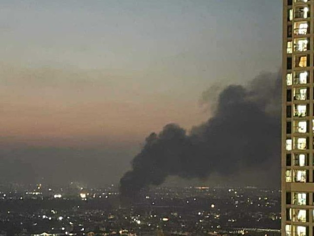 Cháy lớn tại khu nhà xưởng tại La Phù, cột khói bốc cao hàng chục mét - Ảnh 3.