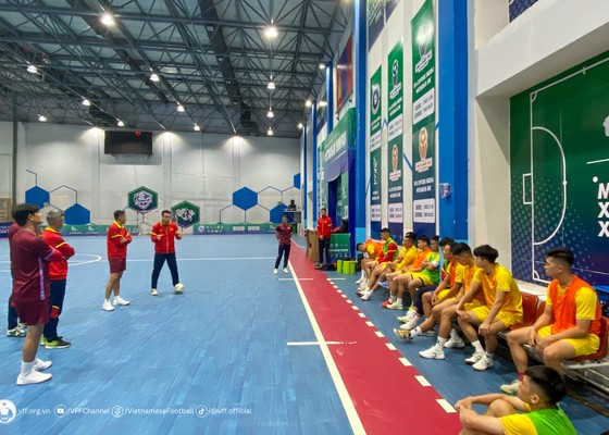 Các cầu thủ futsal Việt Nam ấn tượng với mặt sân thi đấu tại Mông Cổ - Ảnh 1.