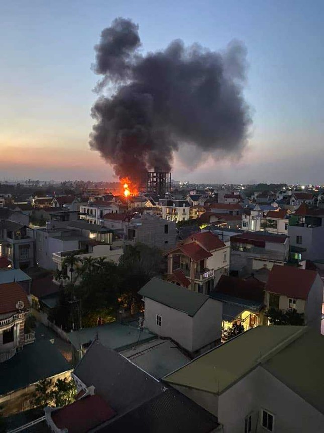 Cháy lớn tại khu nhà xưởng tại La Phù, cột khói bốc cao hàng chục mét - Ảnh 2.
