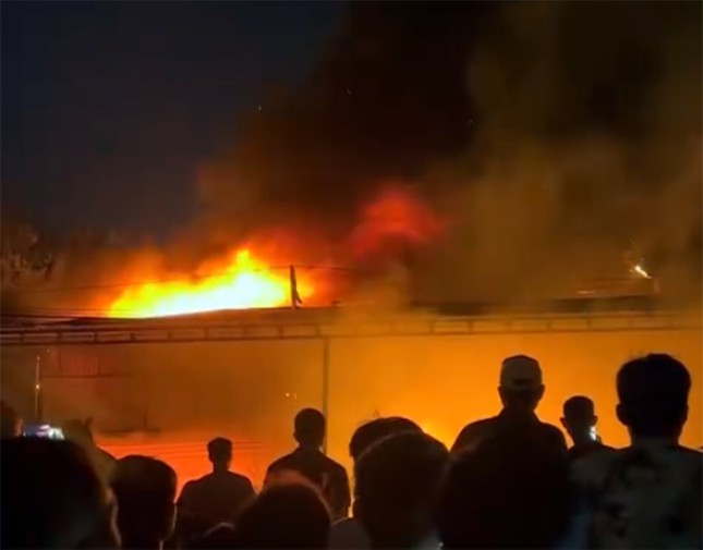 Cháy lớn tại khu nhà xưởng tại La Phù, cột khói bốc cao hàng chục mét - Ảnh 1.