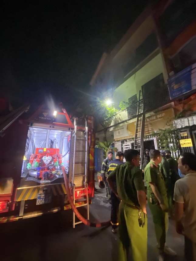 Cứu 3 người dân mắc kẹt trong vụ cháy nhà ở trung tâm Đà Nẵng - Ảnh 2.