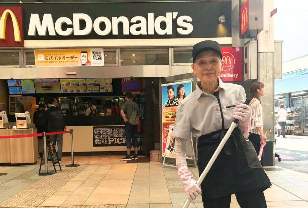 Cụ bà 90 tuổi vẫn làm nhân viên McDonald, không nghỉ ca nào: Chìa khóa sống khỏe là thứ nhiều người ngại làm - Ảnh 2.