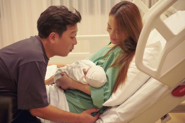Nhã Phương thông báo sinh con trai, khoảnh khắc Trường Giang và con gái trong bệnh viện gây chú ý - Ảnh 2.