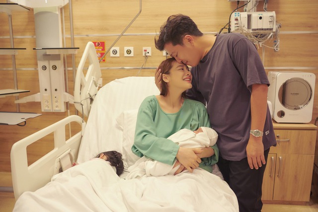 Nhã Phương thông báo sinh con trai, khoảnh khắc Trường Giang và con gái trong bệnh viện gây chú ý - Ảnh 1.