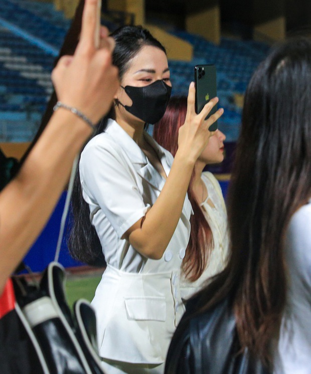 Tiền vệ tuyển Việt Nam công khai nắm tay, ôm bạn gái ngay trên sân - Ảnh 7.