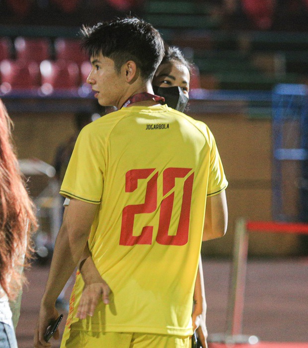 Tiền vệ tuyển Việt Nam công khai nắm tay, ôm bạn gái ngay trên sân - Ảnh 5.
