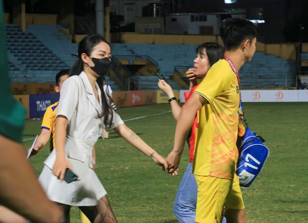 Tiền vệ tuyển Việt Nam công khai nắm tay, ôm bạn gái ngay trên sân - Ảnh 1.