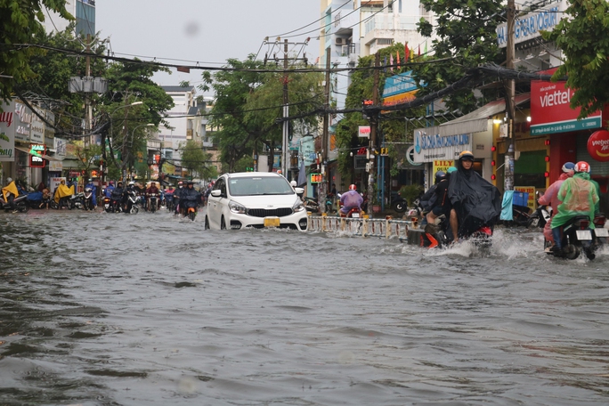 Mùa mưa, tốn tiền sửa xe bị thủy kích - Ảnh 1.