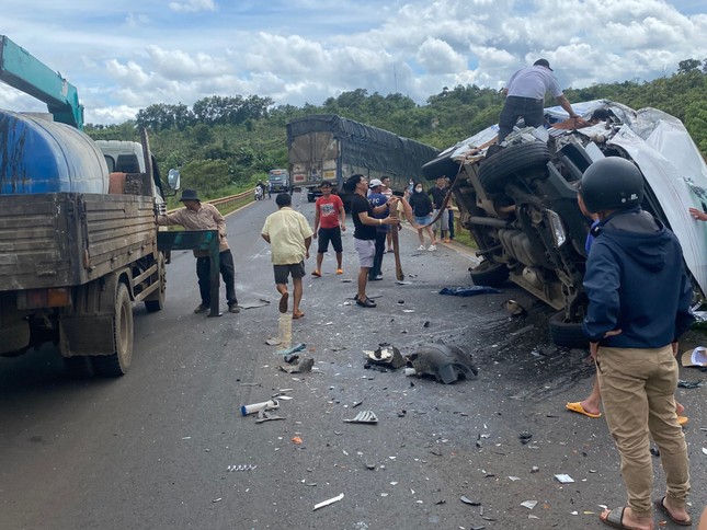 Đắk Lắk: Va chạm giữa xe tải và xe khách, 13 người thương vong - Ảnh 1.