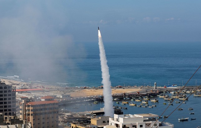 Hàng không liên tiếp hủy chuyến tới Israel vì mưa tên lửa - Ảnh 2.