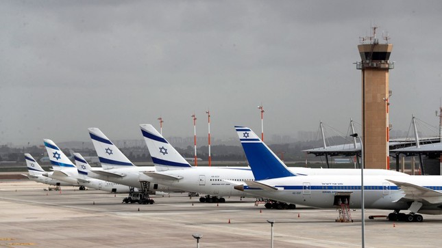 Hàng không liên tiếp hủy chuyến tới Israel vì mưa tên lửa - Ảnh 1.