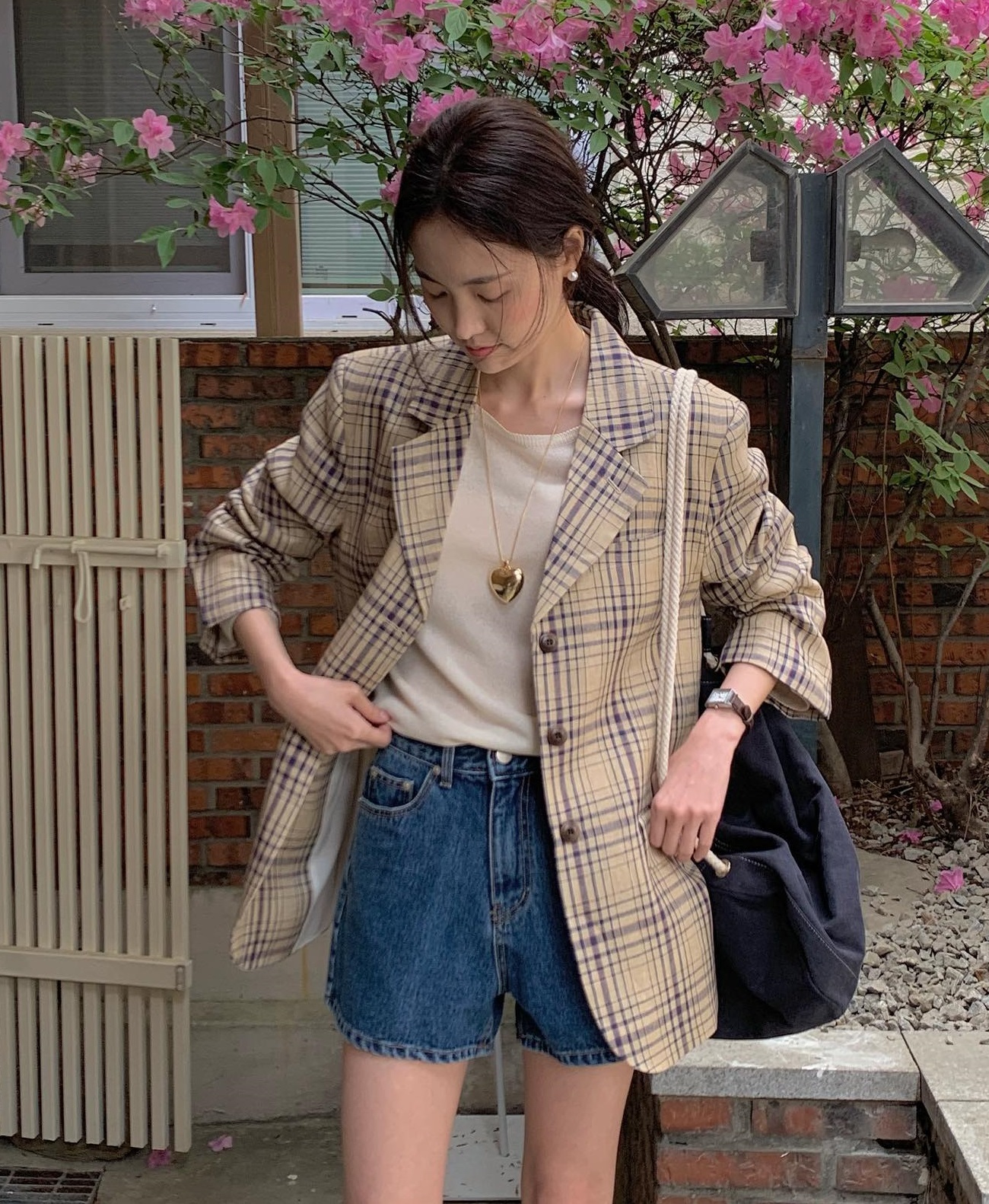 4 kiểu áo mỏng phù hợp để diện bên trong blazer - Ảnh 5.