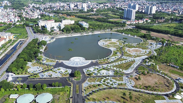 Mãn nhãn với công viên gần 100 tỷ sắp hoàn thiện chào mừng 20 năm thành lập quận Long Biên - Ảnh 2.
