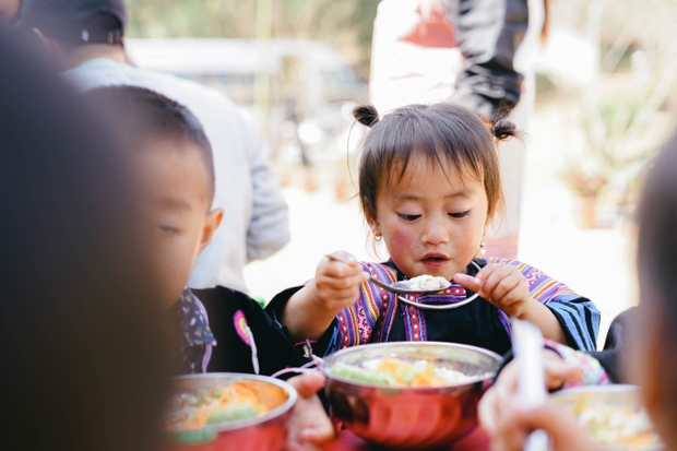 Chuyện chàng Trung uý vùng cao nuôi cơm trưa cho hàng nghìn em nhỏ: Để cơm trắng nước lã chẳng còn là bữa ăn mỗi ngày - Ảnh 9.