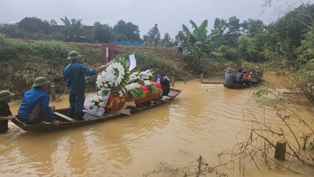 Xót xa hình ảnh đoàn thuyền vượt lũ chở thi hài nam sinh đi an táng - Ảnh 1.